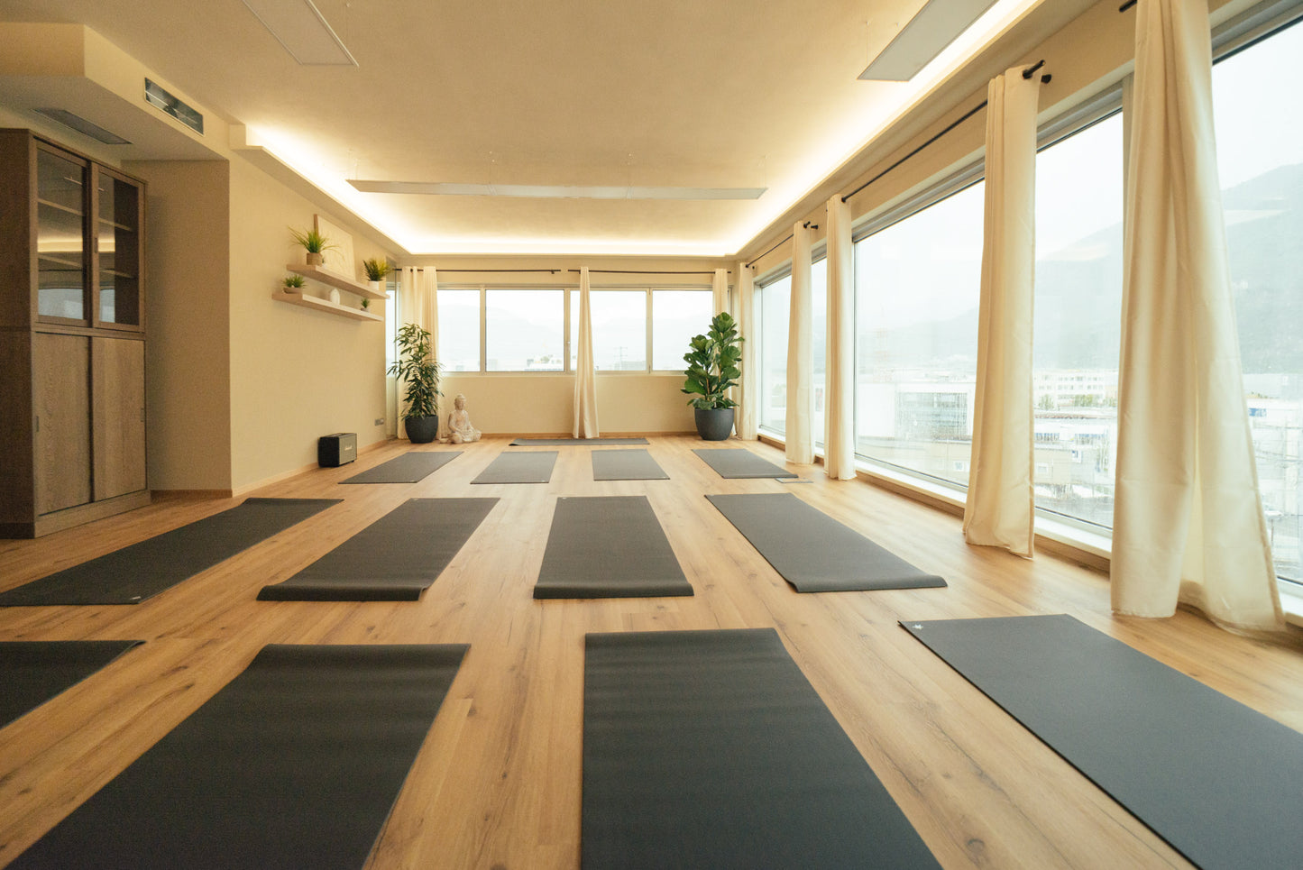 FLOW INTO YOURSELF - Yoga con Johanna | martedì ore 17.30 - 10 ingressi